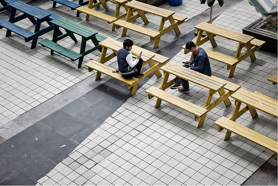 Công nhân trong giờ nghỉ trưa. (Nguồn: Bloomberg)