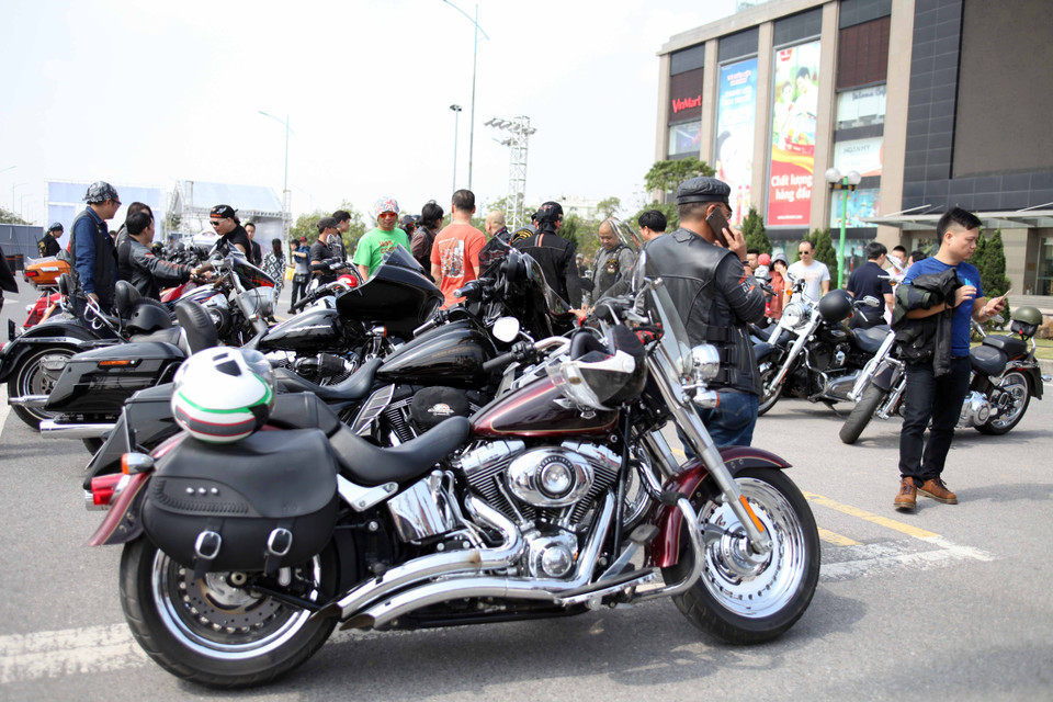 Tại ngày hội, các câu lạc bộ, nhóm chơi xe được sắp xếp khu vực để xe riêng rẽ để tạo nên những sắc màu thú vị. (Ảnh: Doãn Đức/Vietnam+)