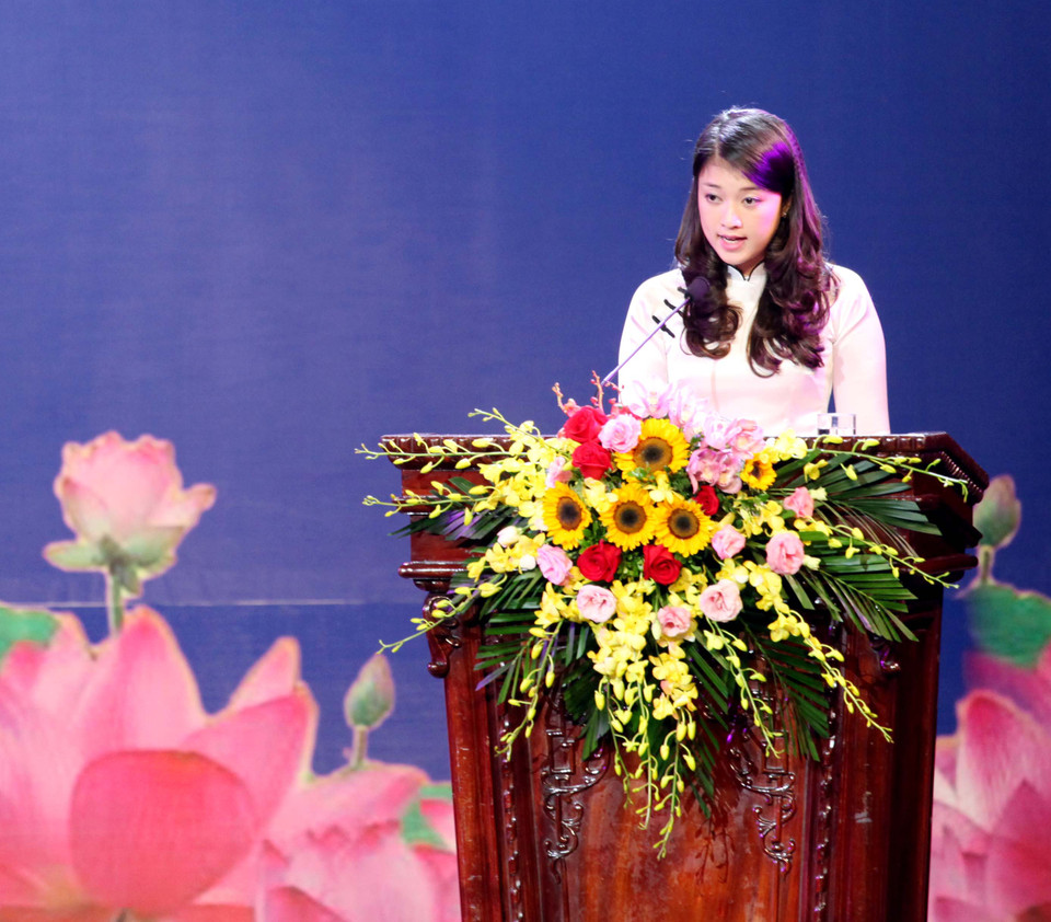 Bạn Phạm Quỳnh Anh – đại diện cho thế hệ trẻ Việt Nam phát biểu tại buổi lễ: ‘Thế hệ trẻ chúng tôi thực sự mong muốn được cùng thế hệ trẻ của Lào viết tiếp những trang sử hào hùng của hai dân tộc, được đóng góp sức mình trong việc gìn giữ vun đắp tình hữu nghị Việt – Lào gắn bó keo sơn chung thủy, nhân dân hai nước thắm thiết tình thân như anh em một nhà.' (Ảnh: Doãn Đức/Vietnam+)