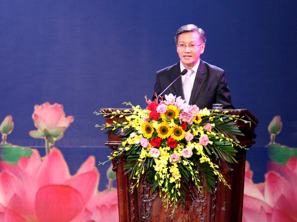 Ông Thongsavanh Phomvihane- Đại sứ Đặc mệnh toàn quyền Cộng hòa Dân chủ nhân dân Lào tại Việt Nam cảm ơn sự ủng hộ quý báu, chí nghĩa chí tình và kịp thời của Đảng, Nhà nước và nhân dân Việt Nam anh em. (Ảnh: Doãn Đức/Vietnam+)