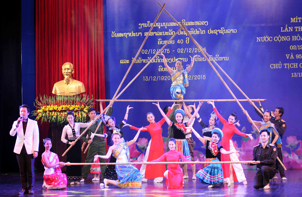 Các chương trình nghệ thuật với chủ đề ca ngợi tình hữu nghị Việt Nam – Lào, trong đó có các bài hát về Chủ tịch Hồ Chí Minh và Chủ tịch Kaysone Phomvihane. (Ảnh: Doãn Đức/Vietnam+)