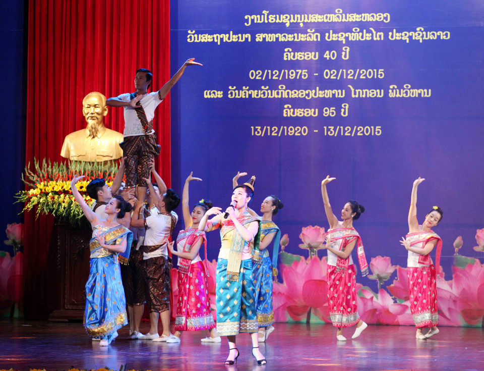 Các chương trình nghệ thuật với chủ đề ca ngợi tình hữu nghị Việt Nam – Lào, trong đó có các bài hát về Chủ tịch Hồ Chí Minh và Chủ tịch Kaysone Phomvihane. (Ảnh: Doãn Đức/Vietnam+)
