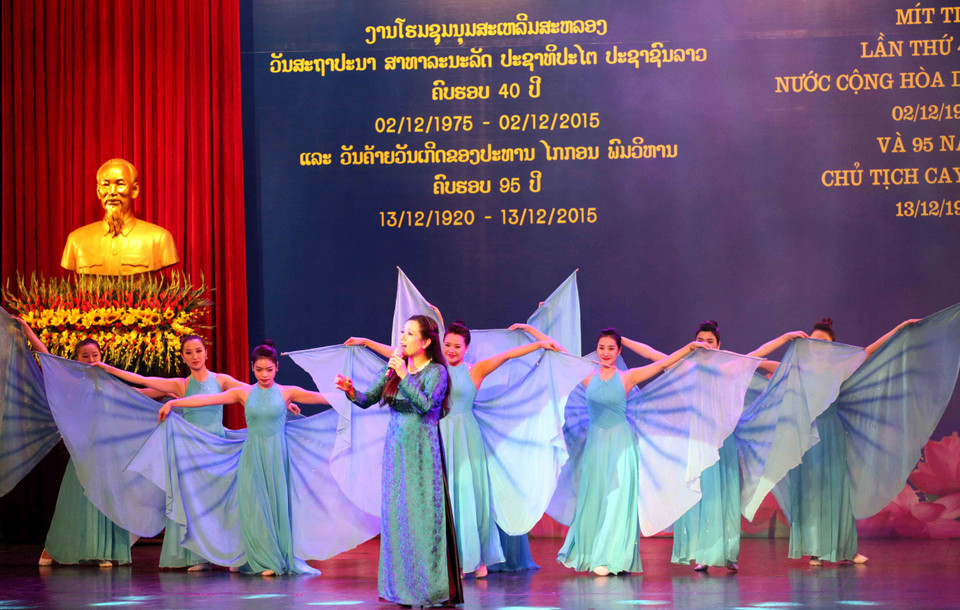 Các chương trình nghệ thuật với chủ đề ca ngợi tình hữu nghị Việt Nam – Lào, trong đó có các bài hát về Chủ tịch Hồ Chí Minh và Chủ tịch Kaysone Phomvihane. (Ảnh: Doãn Đức/Vietnam+)
