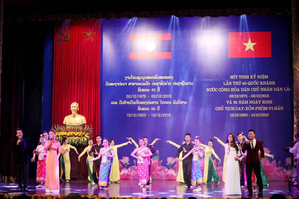 Chương trình do Ban Chấp hành Trung ương Đảng Cộng sản Việt Nam, Nhà nước Cộng hòa xã hội chủ nghĩa Việt Nam, Ủy ban Trung ương Mặt trận Tổ quốc Việt Nam, Thành ủy, Ủy ban nhân dân Thành phố Hà Nội, Liên hiệp các tổ chức hữu nghị Việt Nam, Trung ương Hội Hữu nghị Việt Nam – Lào tổ chức. (Ảnh: Doãn Đức/Vietnam+)