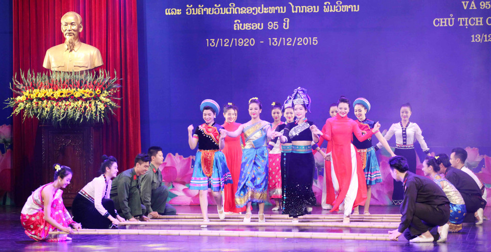 Các chương trình nghệ thuật với chủ đề ca ngợi tình hữu nghị Việt Nam – Lào, trong đó có các bài hát về Chủ tịch Hồ Chí Minh và Chủ tịch Kaysone Phomvihane. (Ảnh: Doãn Đức/Vietnam+)