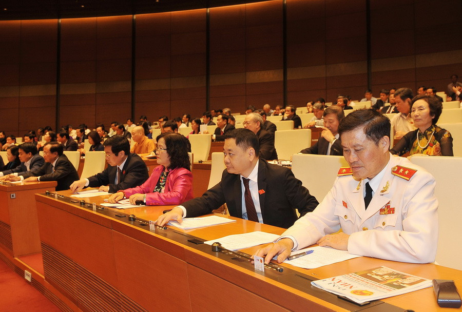 Các đại biểu Quốc hội ấn nút biểu quyết thông qua Nghị quyết bầu Phó Chủ tịch nước, Chánh án Tòa án nhân dân Tối cao, Viện trưởng Viện Kiểm sát nhân dân Tối cao. (Ảnh: Trọng Đức/TTXVN)