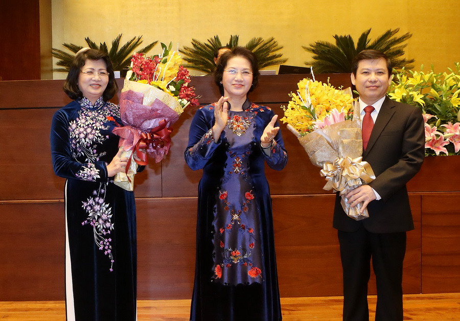 Với đa số phiếu tán thành bà Đặng Thị Ngọc Thịnh (bên trái) và ông Lê Minh Trí (ngoài cùng, bên phải) đã được bầu làm Phó Chủ tịch nước và Viện trưởng Viện Kiểm sát Nhân dân tối cao. (Ảnh: Nhan Sáng/TTXVN)