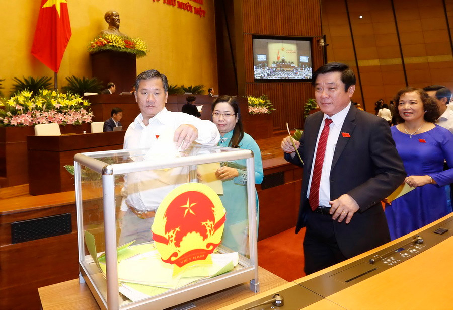 Các đại biểu Quốc hội bỏ phiếu bầu Phó Chủ tịch nước, Chánh án Tòa án nhân dân Tối cao, Viện trưởng Viện Kiểm sát nhân dân Tối cao. (Ảnh: An Đăng/TTXVN)