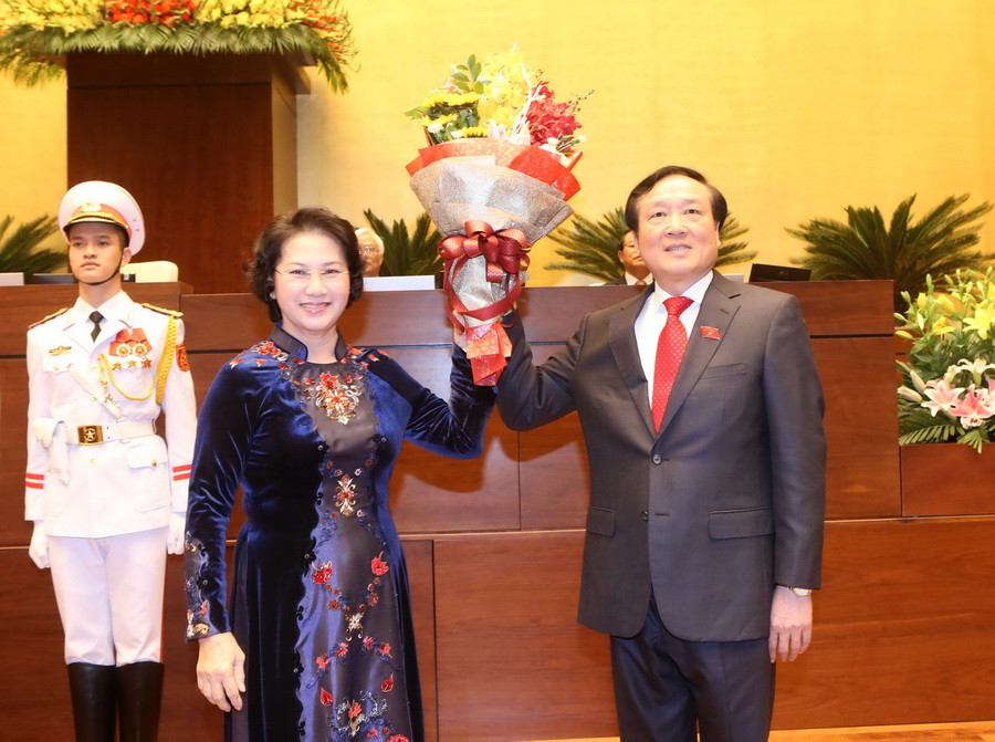 Chủ tịch Quốc hội Nguyễn Thị Kim Ngân tặng hoa chúc mừng tân Chánh án Tòa án Nhân dân Tối cao Nguyễn Hòa Bình. (Ảnh: Nhan Sáng/TTXVN)