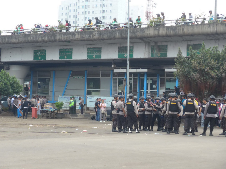 Nhiều người dân hiếu kỳ dừng ở đường trên cao nhìn xuống hiện trường vụ nổ. (Ảnh: Đỗ Quyên/Vietnam+)