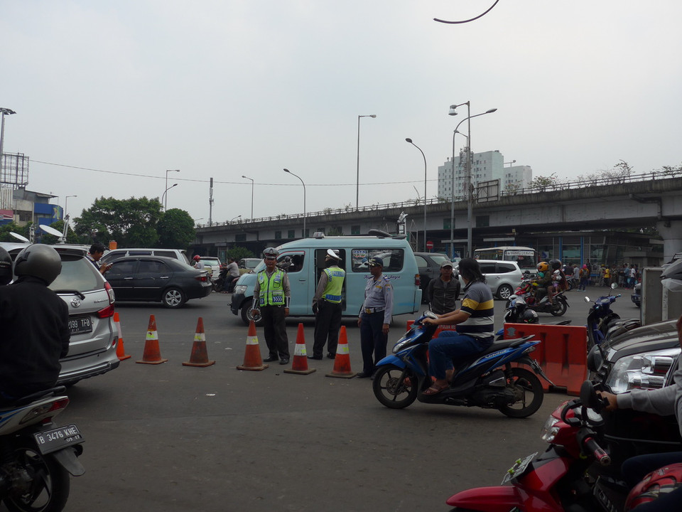 Cảnh sát phân luồng giao thông ở khu vực gần hiện trường vụ nổ bom. (Ảnh: Đỗ Quyên/Vietnam+)