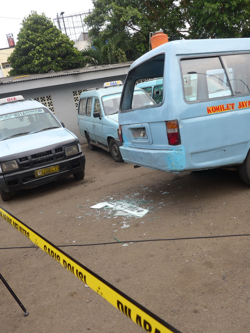 Chiếc xe buýt nhỏ bị vỡ cửa kính tại hiện trường. (Ảnh: Đỗ Quyên/Vietnam+)