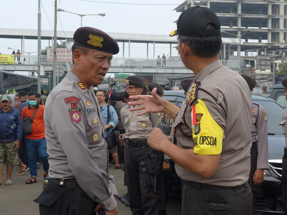 Cảnh sát trao đổi tại hiện trường. (Ảnh: Đỗ Quyên/Vietnam+)