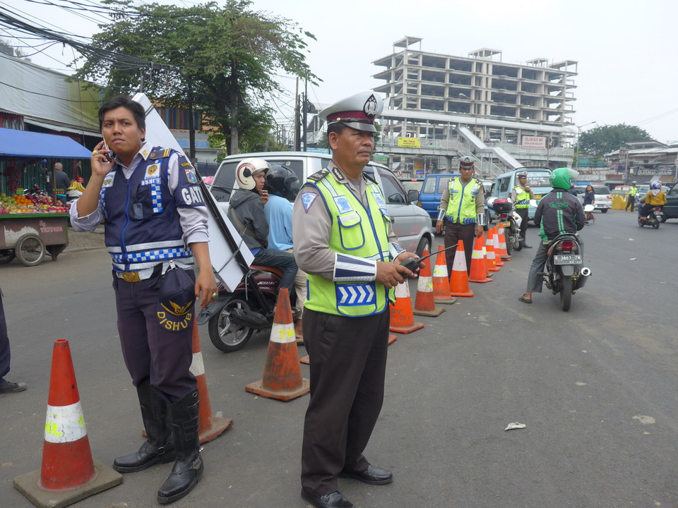Cảnh sát phân luồng giao thông ở khu vực gần hiện trường vụ nổ bom. (Ảnh: Đỗ Quyên/Vietnam+)