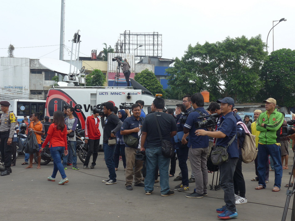 Các phóng viên có mặt tại hiện trường từ sáng sớm. (Ảnh: Đỗ Quyên/Vietnam+)