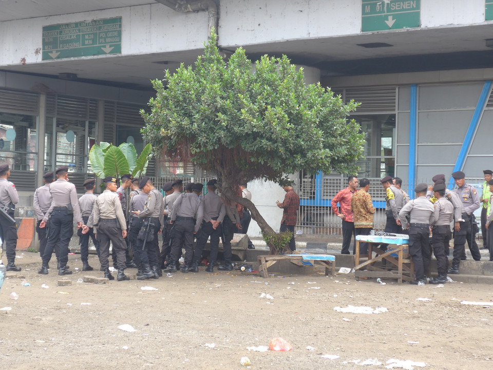 Rất nhiều cảnh sát bên trong khu vực bảo vệ hiện trường. (Ảnh: Đỗ Quyên/Vietnam+)