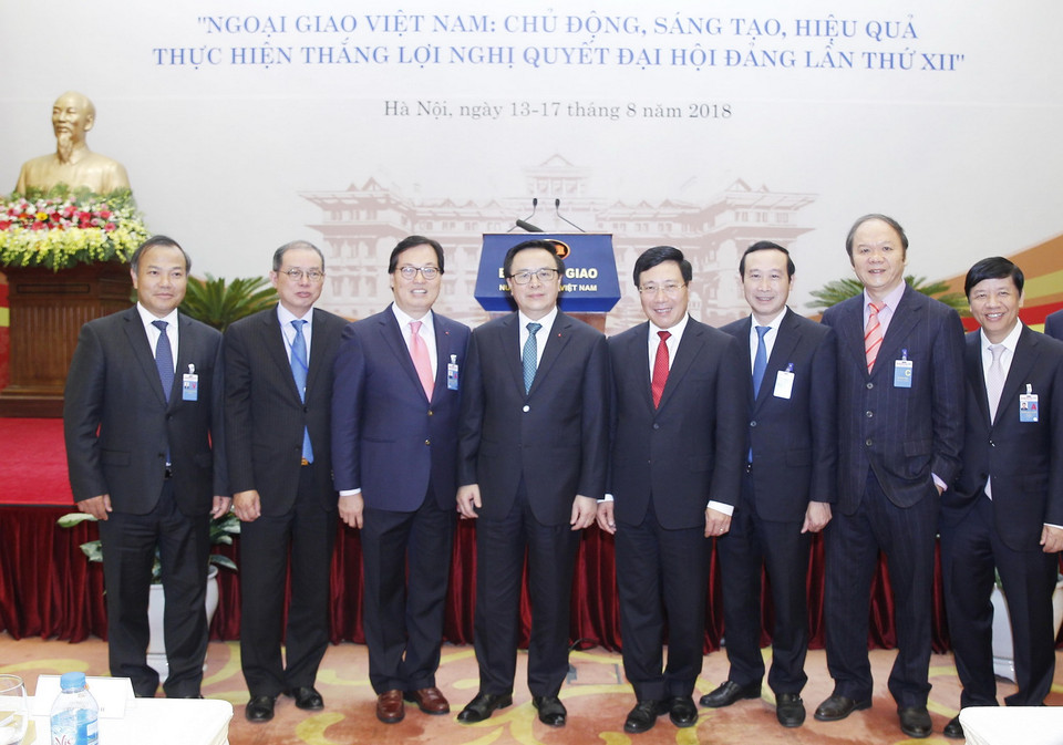 Phó Thủ tướng, Bộ Trưởng Bộ Ngoại giao Phạm Bình Minh với các đại biểu dự hội nghị. (Ảnh: Lâm Khánh/TTXVN)