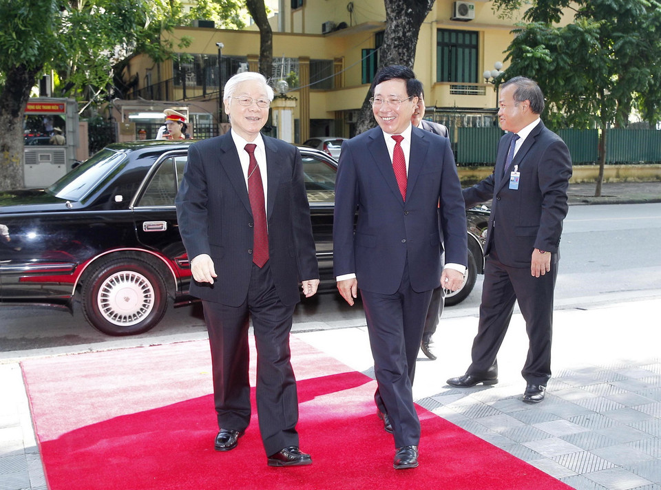 Phó Thủ tướng, Bộ trưởng Bộ Ngoại giao Phạm Bình Minh đón Tổng Bí thư Nguyễn Phú Trọng đến dự hội nghị. (Ảnh: Lâm Khánh/TTXVN)