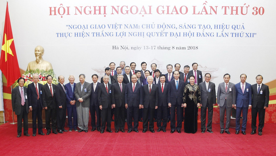 Lãnh đạo Đảng, Nhà nước và các đại biểu chụp ảnh chung. (Ảnh: Lâm Khánh/TTXVN)