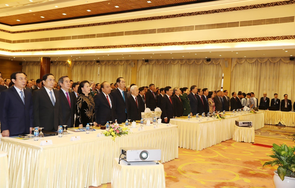 Lãnh đạo Đảng, Nhà nước và các đại biểu thực hiện nghi lễ chào cờ. (Ảnh: Trí Dũng/TTXVN)