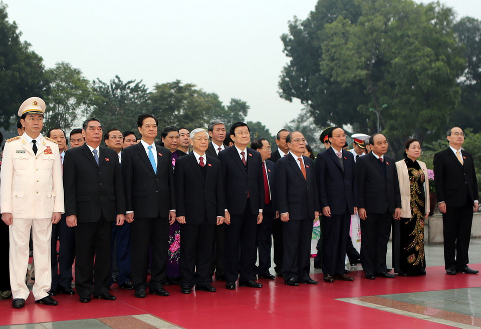 Sáng 20/1, tại Hà Nội, các đồng chí lãnh đạo Đảng, Nhà nước và đại biểu dự Đại hội đại biểu toàn quốc lần thứ XII của Đảng đến đặt vòng hoa và dâng hương tưởng niệm các Anh hùng, liệt sỹ tại Đài Tưởng niệm các Anh hùng, liệt sỹ trên đường Bắc Sơn. (Nguồn: TTXVN)