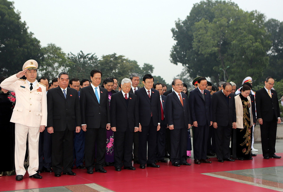 Sáng 20/1, tại Hà Nội, các đồng chí lãnh đạo Đảng, Nhà nước và đại biểu dự Đại hội đại biểu toàn quốc lần thứ XII của Đảng đến đặt vòng hoa và dâng hương tưởng niệm các Anh hùng, liệt sỹ tại Đài Tưởng niệm các Anh hùng, liệt sỹ trên đường Bắc Sơn. (Nguồn: TTXVN)