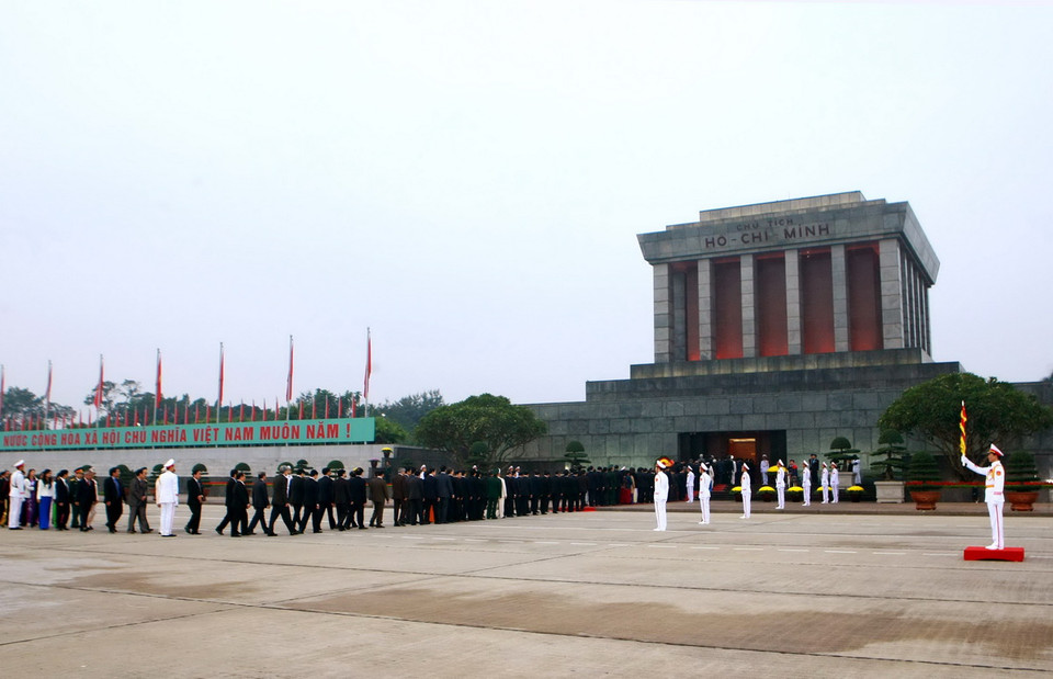 Sáng 20/1, tại Hà Nội, các đồng chí lãnh đạo Đảng, Nhà nước và đại biểu dự Đại hội đại biểu toàn quốc lần thứ XII của Đảng đến đặt vòng hoa và vào Lăng viếng Chủ tịch Hồ Chí Minh. (Nguồn: TTXVN)