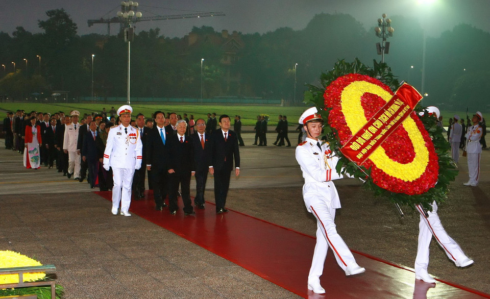 Sáng 20/1, tại Hà Nội, các đồng chí lãnh đạo Đảng, Nhà nước và đại biểu dự Đại hội đại biểu toàn quốc lần thứ XII của Đảng đến đặt vòng hoa và vào Lăng viếng Chủ tịch Hồ Chí Minh. (Nguồn: TTXVN)