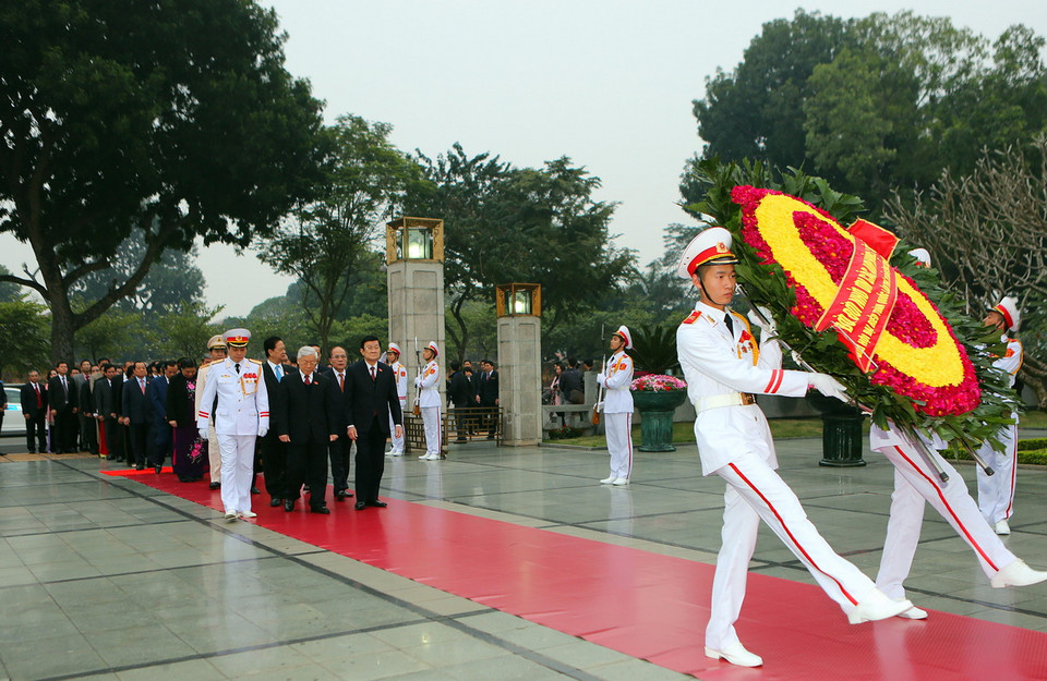 Sáng 20/1, tại Hà Nội, các đồng chí lãnh đạo Đảng, Nhà nước và đại biểu dự Đại hội đại biểu toàn quốc lần thứ XII của Đảng đến đặt vòng hoa và dâng hương tưởng niệm các Anh hùng, liệt sỹ tại Đài Tưởng niệm các Anh hùng, liệt sỹ trên đường Bắc Sơn. (Nguồn: TTXVN)