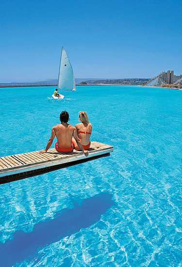 Bơi trong bể bơi rộng nhất thế giới trong khu nghỉ dưỡng San Alfonso del Mar resort ở Chile. (Nguồn: POPSUGAR)