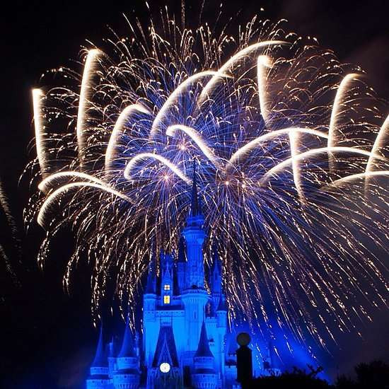 Xem bắn pháo hoa ở Lâu đài Cinderella. (Nguồn: POPSUGAR)