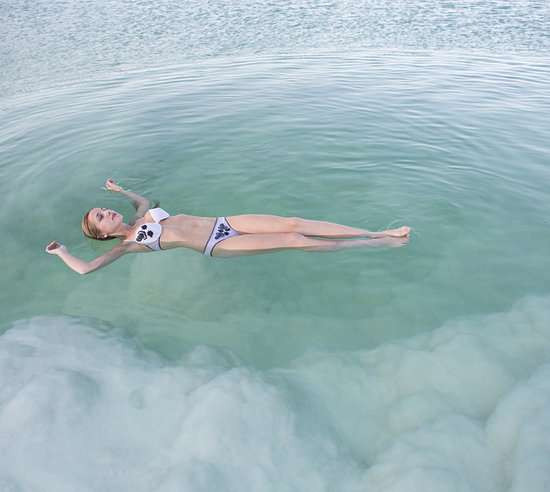 Ngâm mình ở biển chết tại Israel. (Nguồn: POPSUGAR)