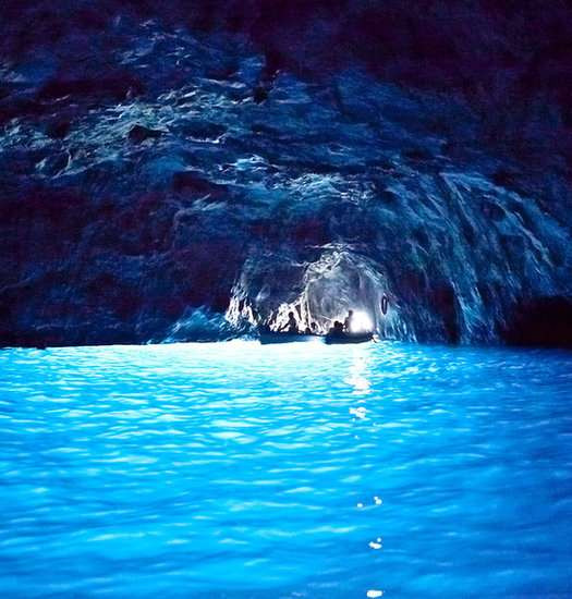 Bơi trong hang động Blue Grotto. (Nguồn: Corbis Images)