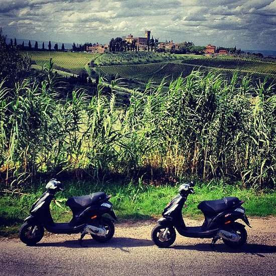 Lái xe Vespa ở Tuscany. (Nguồn: POPSUGAR)