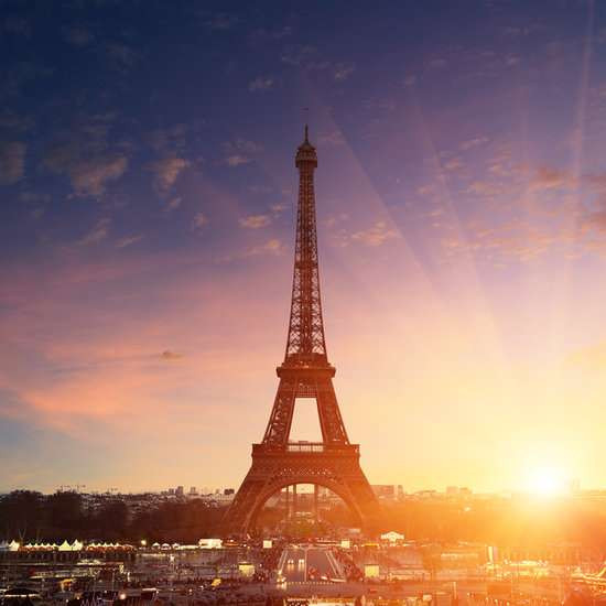 Lên đỉnh tháp Eiffel. (Nguồn: Shutterstock)