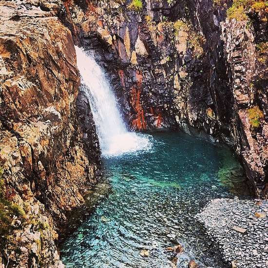 Tắm ở bể bơi cổ tích tại Scotland. (Nguồn: POPSUGAR)