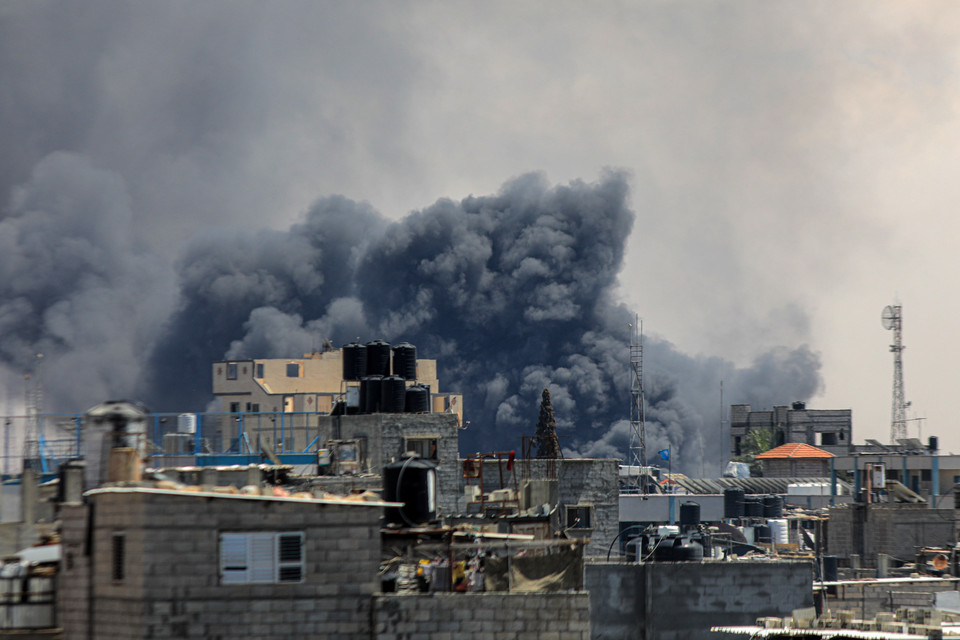 Khói bốc lên sau vụ oanh tạc của quân đội Israel xuống Rafah, ngày 7/5/2024. (Ảnh: THX/TTXVN)