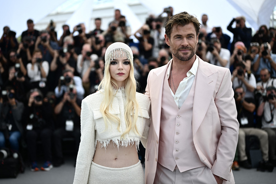 Nữ diễn viên Mỹ Anya Taylor-Joy (trái) và nam tài tử Chris Hemsworth của Australia tại liên hoan phim Cannes 2024. (Ảnh: AFP/TTXVN)