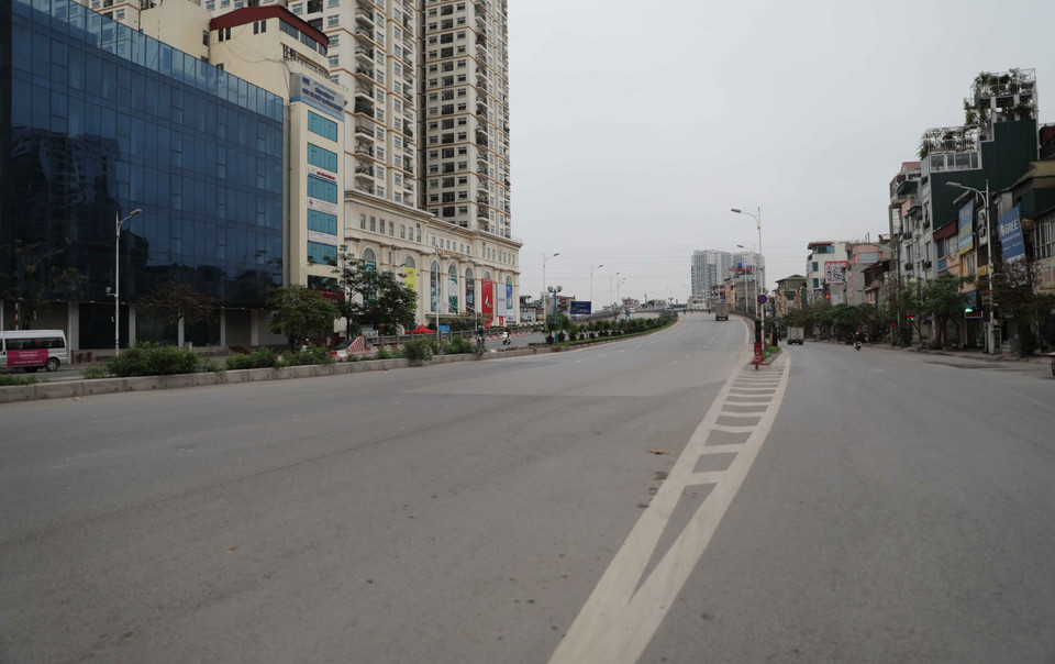 Tuyến phố Minh Khai vắng lặng sáng sớm ngày 1/4. (Ảnh: Thanh Tùng/TTXVN)