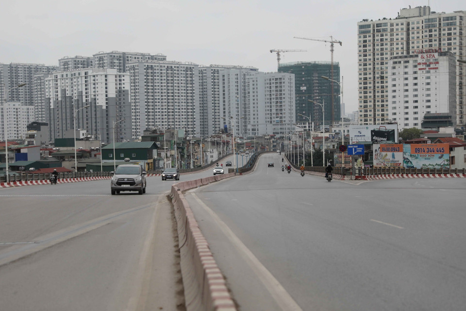 Cầu Vĩnh Tuy rất ít phương tiện qua lại. (Ảnh: Thanh Tùng/TTXVN)