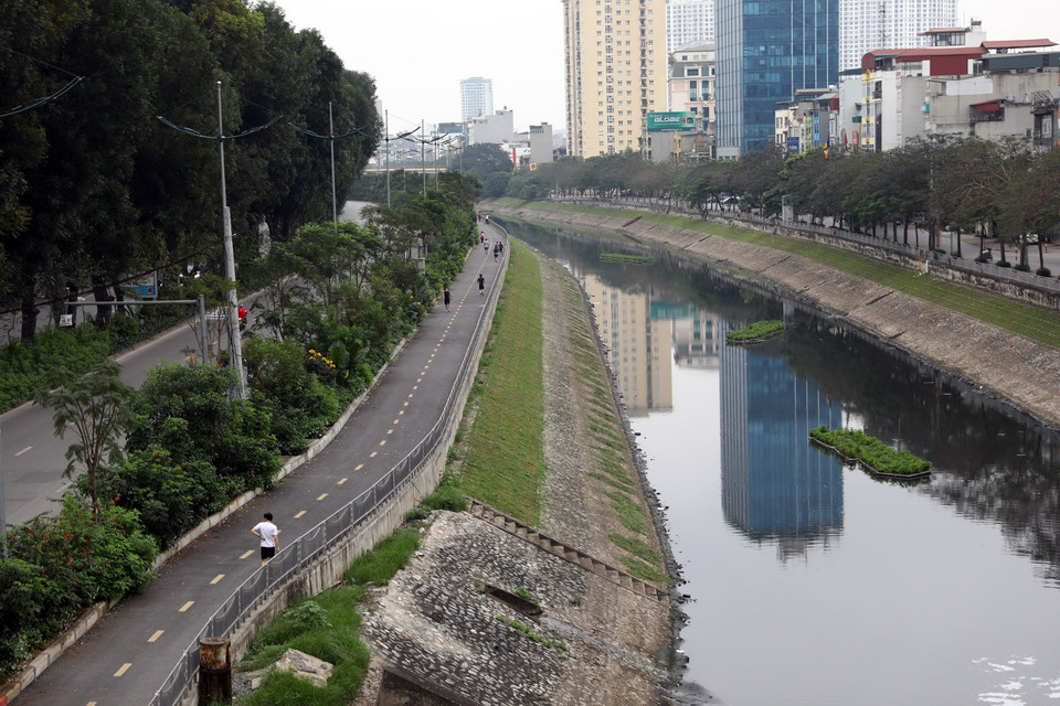 Phố đi bộ dọc đường Láng vẫn có người đi tập thể dục với ý thức giãn cách đúng theo quy định, bởi người dân hiểu "cách ly" không phải "phong tỏa." (Ảnh: Huy Hùng/TTXVN)