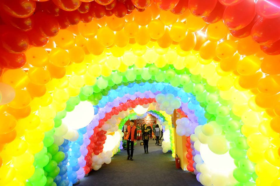 Một thế giới thần tiên làm từ 2 triệu quả bóng đã trở thành tâm điểm ở khu thương mại Shenyang (Trung Quốc) ngày 16/12, thu hút rất nhiều khách tham quan. (Nguồn: CCTVNews)