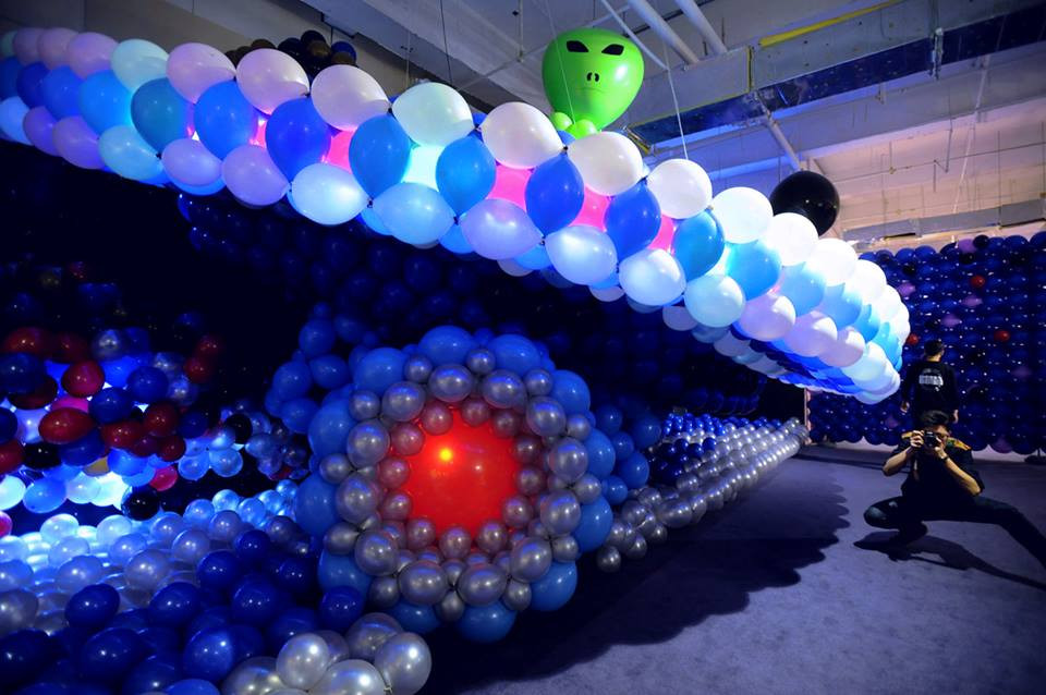 Tám chủ đề như Giáng sinh, Angry Birds... đều được tái hiện bằng những quả bóng đầy màu sắc. (Nguồn: CCTVNews)