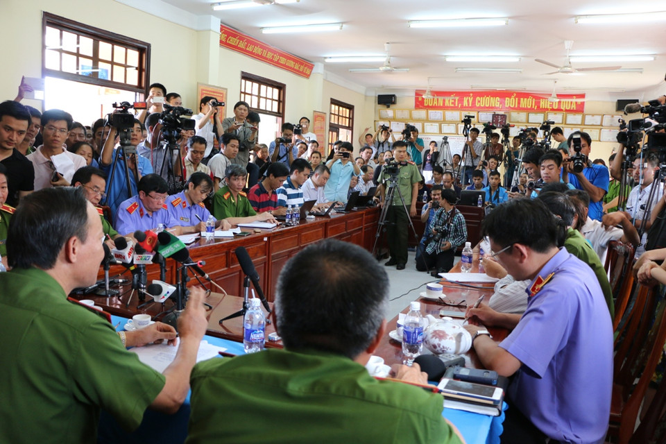 Quang cảnh buổi họp báo vụ án giết 6 người trong gia đình ở Bình Phước. (Ảnh: K'H/TTXVN)