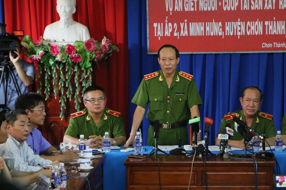 Quang cảnh buổi họp báo vụ án giết 6 người trong gia đình ở Bình Phước. (Ảnh: K'H/TTXVN)