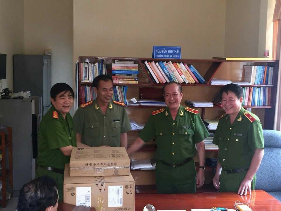 Lãnh đạo Uỷ ban nhân dân tỉnh Bình Phước và Lãnh đạo Bộ Công an khen thưởng Ban chuyên án. (Ảnh: K’H/TTXVN)