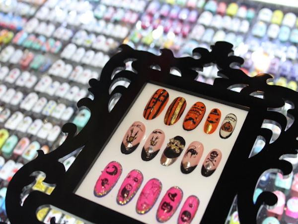 Có rất nhiều sản phẩm móng tay nghệ thuật (nail art) xuất hiện tại triển lãm. (Ảnh: CTV/Vietnam+)
