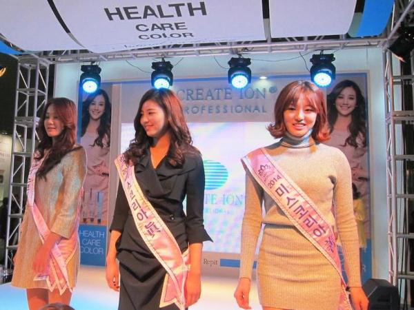 Trình diễn thời trang là một phần mới của triển lãm lần thứ 6 về sắc đẹp ở Hàn Quốc. (Ảnh: PV/Vietnam+)