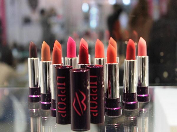 Son môi cũng là mặt hàng có mặt ở nhiều gian hàng nhất. (Ảnh: CTV/Vietnam+)