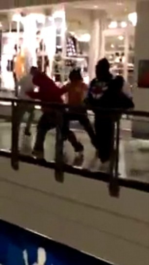 Một nhóm thanh niên đánh nhau ở hành lang siêu thị. (Nguồn: Dailymail)